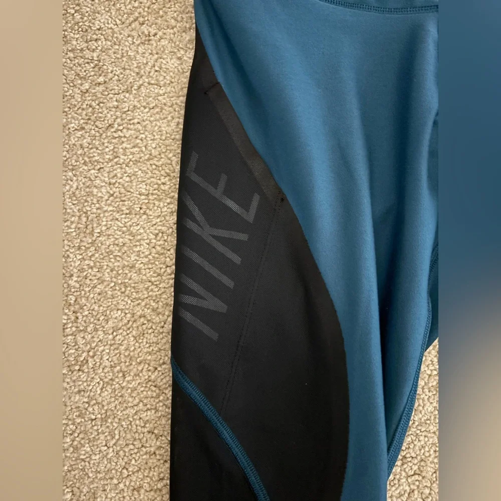 Nike Pants Womens Medium Blue Black Capri Compression Leggings Running Gym Yoga